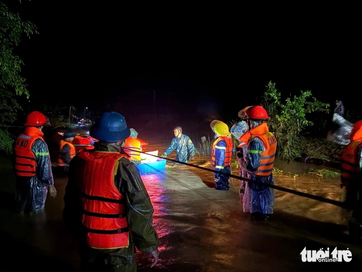 Công an, bộ đội dầm mình trong nước cứu dân trước dự báo lũ lịch sử- Ảnh 9. nước lũ - Ảnh 8.