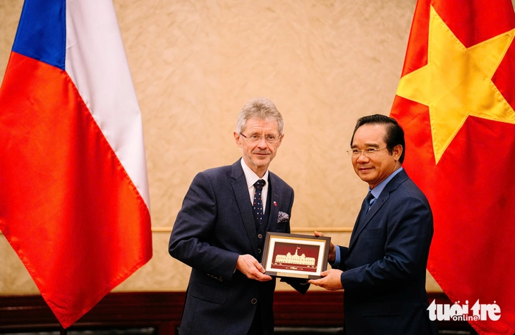 Chủ tịch Thượng viện Cộng hòa Czech: 'Czech - Việt Nam tuy xa nhưng cũng gần' - Ảnh 1. Chủ tịch Thượng viện Czech: 'Czech - Việt Nam tuy xa nhưng cũng gần' - Ảnh 1.