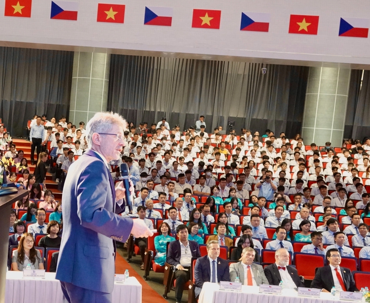 Chủ tịch Thượng viện Cộng hòa Czech trao kỷ niệm chương cho 2 nhà giáo Trường đại học Tôn Đức Thắng - Ảnh 2.