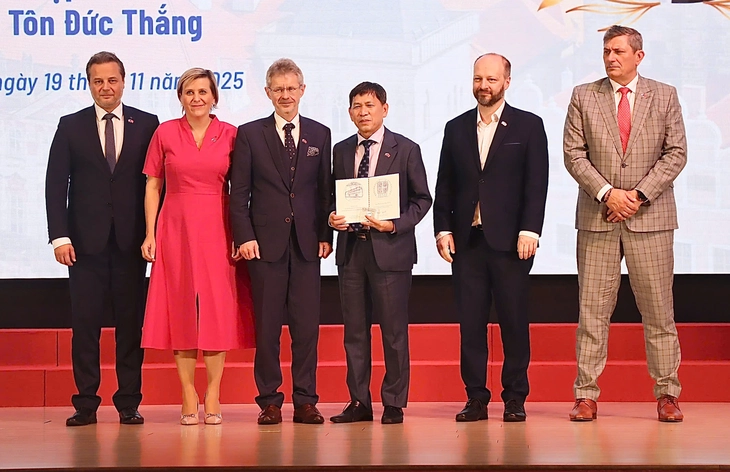 Chủ tịch Thượng viện Cộng hòa Czech trao kỷ niệm chương cho 2 nhà giáo Trường đại học Tôn Đức Thắng - Ảnh 5.