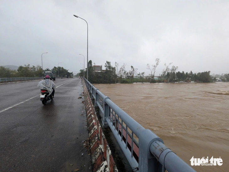 Chủ tịch tỉnh Gia Lai yêu cầu công an, quân đội sơ tán dân tránh lũ bằng mọi biện pháp - Ảnh 3.