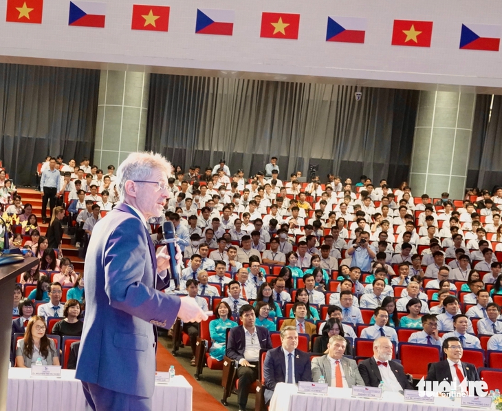 Chủ tịch Thượng viện Cộng hòa Czech trao kỷ niệm chương cho 2 nhà giáo Trường đại học Tôn Đức Thắng - Ảnh 2.