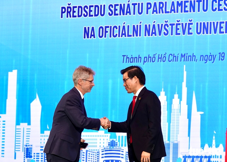 Chủ tịch Thượng viện Cộng hòa Czech trao kỷ niệm chương cho 2 nhà giáo Trường đại học Tôn Đức Thắng - Ảnh 3.