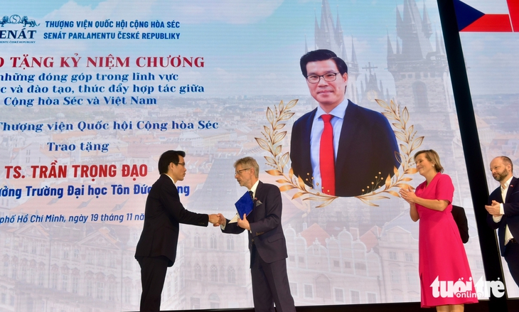Chủ tịch Thượng viện Cộng hòa Czech trao kỷ niệm chương cho 2 nhà giáo Trường đại học Tôn Đức Thắng - Ảnh 4. Chủ tịch Thượng viện Cộng hòa Czech trao kỷ niệm chương cho 2 nhà giáo Trường đại học Tôn Đức Thắng - Ảnh 4.