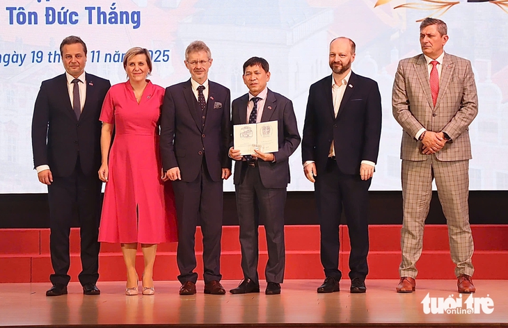 Chủ tịch Thượng viện Cộng hòa Czech trao kỷ niệm chương cho 2 nhà giáo Trường đại học Tôn Đức Thắng - Ảnh 5.