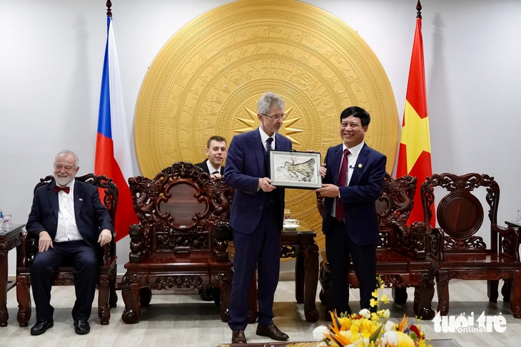 Chủ tịch Thượng viện Cộng hòa Czech trao kỷ niệm chương cho 2 nhà giáo Trường đại học Tôn Đức Thắng - Ảnh 6.