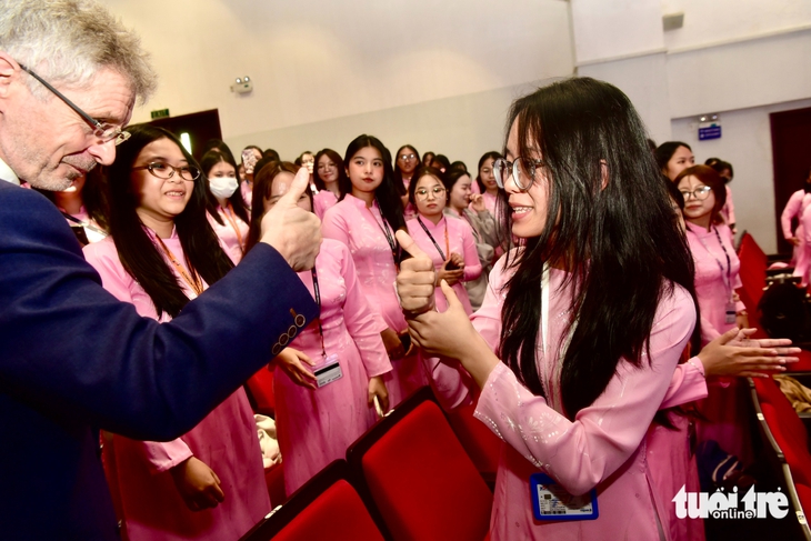 Chủ tịch Thượng viện Cộng hòa Czech trao kỷ niệm chương cho 2 nhà giáo Trường đại học Tôn Đức Thắng - Ảnh 7.