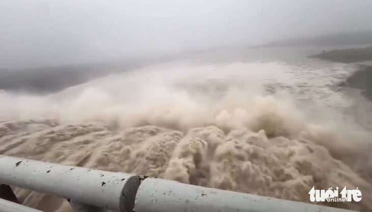 Đắk Lắk yêu cầu Thủy điện Sông Ba Hạ giảm lượng xả lũ để giảm áp lực cho hạ du - Ảnh 1.