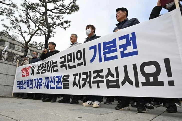 Sinh kế bị đe dọa, các chủ nhà hàng thịt chó Hàn Quốc đồng loạt kiện chính phủ - Ảnh 1.