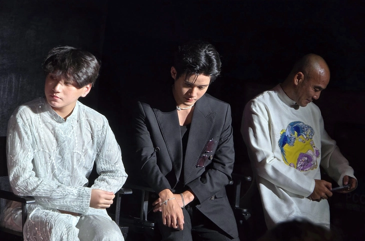 Đình Khang 'Mưa đỏ' lo lắng cho cha mẹ đang kẹt trong mưa lũ miền Trung - Ảnh 2. mưa lũ miền trung - Ảnh 2.