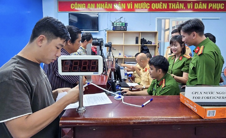 Giấy phép lái xe hết hạn bao lâu phải thi lại? - Ảnh 1.