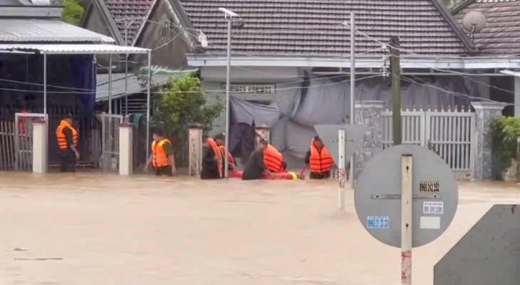 Sông Dinh Ninh Hòa dự báo đạt đỉnh lũ lịch sử, quốc lộ 1 nhiều đoạn ngập nước- Ảnh 1. Sông Dinh Ninh Hòa dự báo đạt đỉnh lũ lịch sử, quốc lộ 1 nhiều đoạn ngập nước- Ảnh 1.