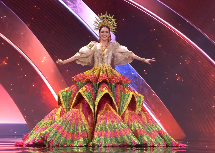 Hương Giang diện áo dài trắng, dắt xe đạp gắn phượng đỏ lên sân khấu Miss Universe - Ảnh 6.