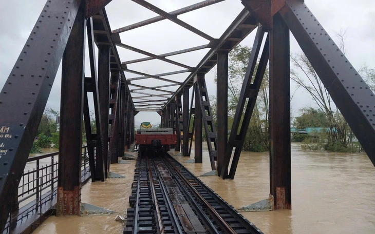 Đường sắt qua miền Trung tê liệt, ảnh hưởng hơn 2.000 hành khách - Ảnh 2.