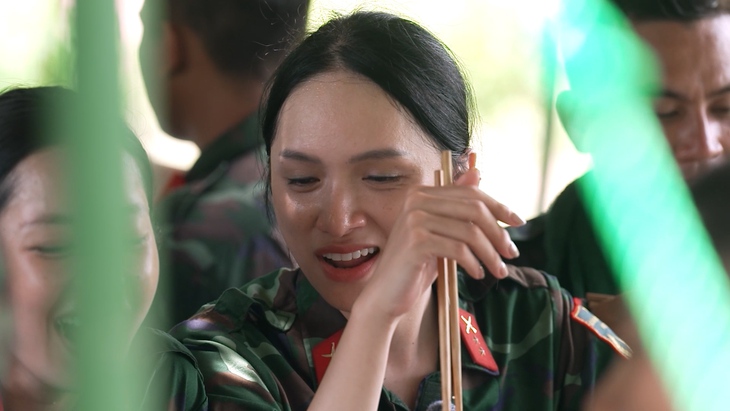 Cứ sau Sao nhập ngũ, Hương Giang đi thi hoa hậu - Ảnh 3. Sao nhập ngũ - Ảnh 2.