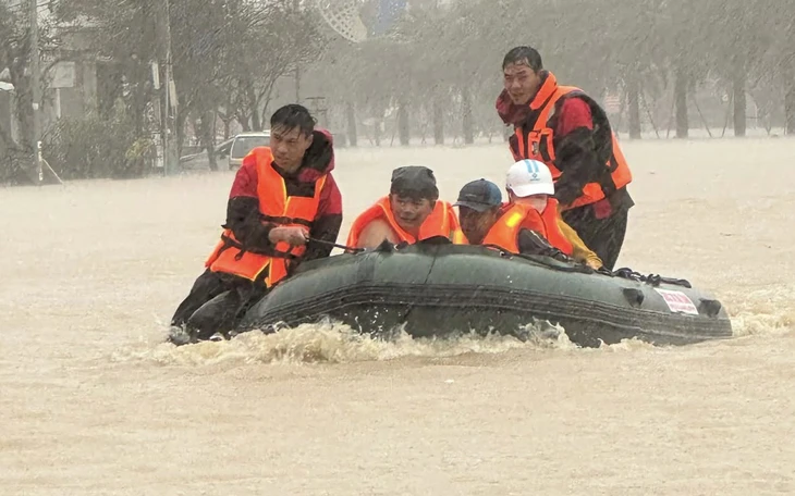 Thủy điện sông Ba Hạ xả hơn 14.000m³/s, tập trung ứng phó lũ đặc biệt lớn trên sông Ba - Ảnh 2.