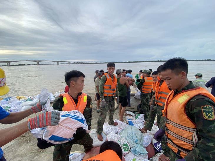 Cả ngàn người suốt 1 tháng hợp sức giữ kè bảo vệ làng sát sông Thu Bồn - Ảnh 6.