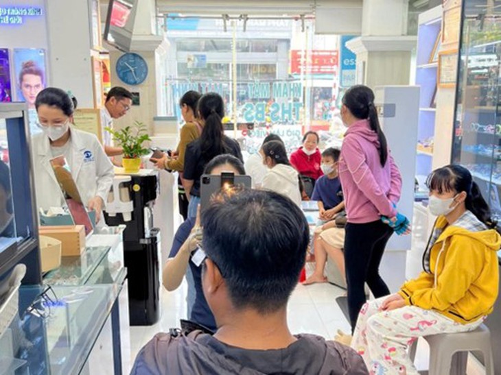 khám mắt - Ảnh 2.