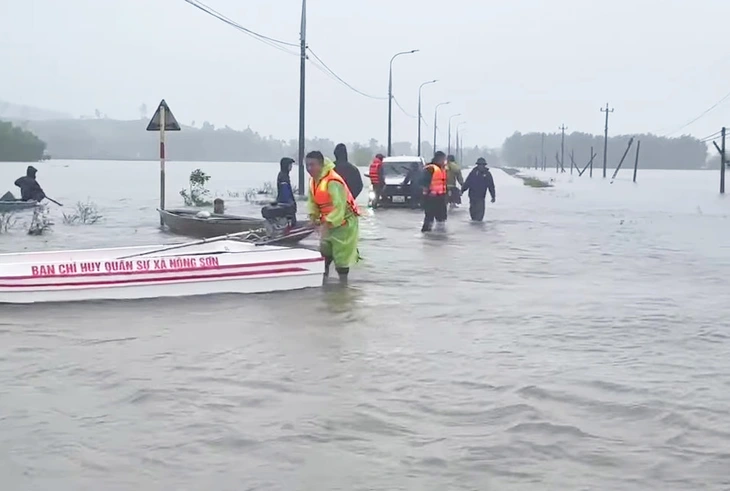Ô tô chở 2 người bị nước lũ cuốn trôi, may mắn được cứu hộ kịp thời - Ảnh 2.