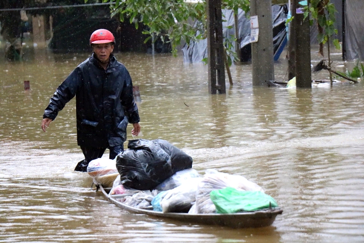 Đêm hớt hải chạy lũ bên dòng Ô Lâu - Ảnh 1. Ô Lâu - Ảnh 1.