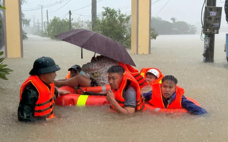 Trường vùng lụt ở Huế đón 20-11 online - Ảnh 2.