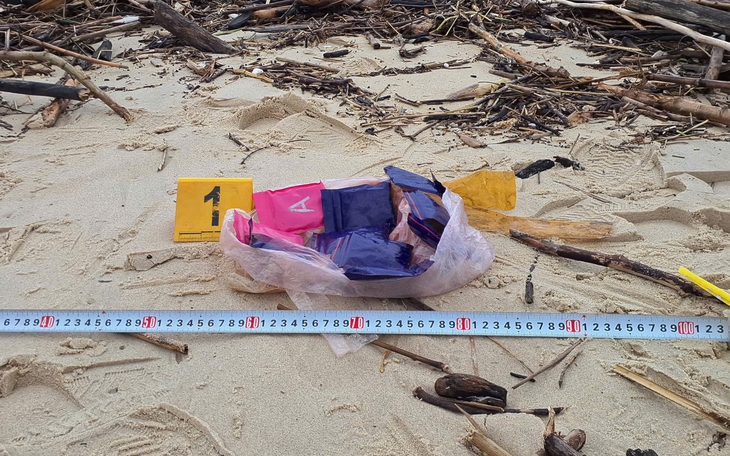 Thêm túi ni lông chứa ma túy dạt vào bờ biển Quảng Trị - Ảnh 3.