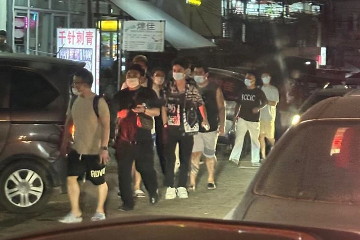 Myanmar mở 'trận chiến cuối cùng' ở khu lừa đảo khét tiếng, hàng ngàn người Trung Quốc bỏ chạy - Ảnh 4.