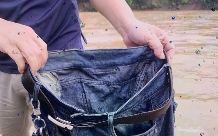 Cận cảnh chiếc xe đầu kéo bị lũ cuốn được trục vớt vào bờ - Ảnh 2.