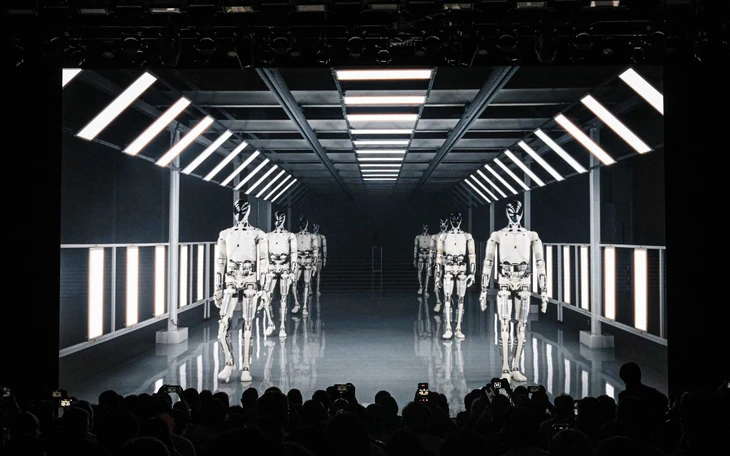 Tesla gây sốt với màn ‘khoe’ robot biết chạy như người thật - Ảnh 2.