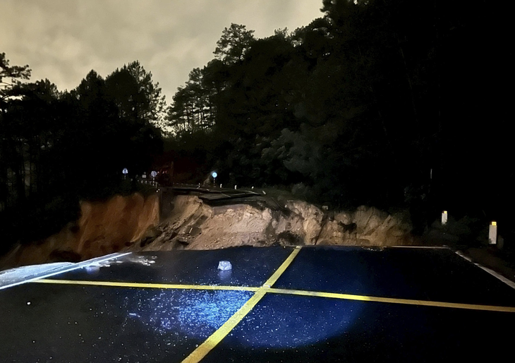 Toàn bộ mặt đường đèo Mimosa Đà Lạt bị cuốn trôi, đứt gãy hoàn toàn - Ảnh 1.