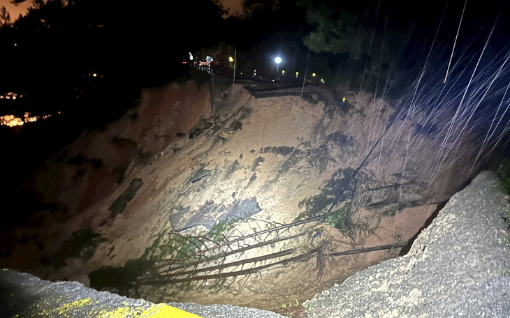 Cận cảnh đèo Mimosa Đà Lạt bị đứt gãy hoàn toàn do sạt lở - Ảnh 2.