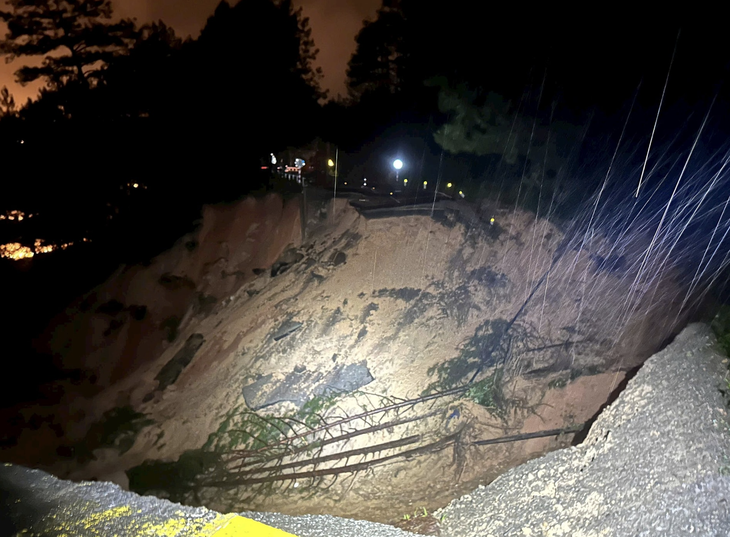 Toàn bộ mặt đường đèo Mimosa Đà Lạt bị cuốn trôi, đứt gãy hoàn toàn - Ảnh 2.