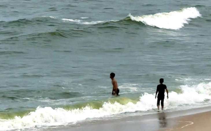 Vụ nước biển đổi sang màu đỏ kỳ lạ tại Gia Lai: Không phải tảo nở hoa - Ảnh 2.