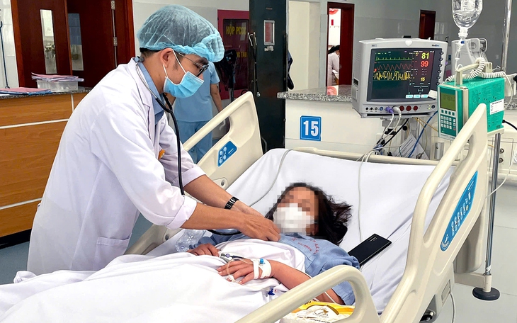 Sốt xuất huyết, tay chân miệng, COVID-19 gia tăng - Ảnh 2.