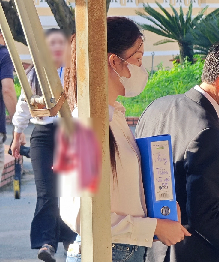Hoa khôi mang xấp tài liệu đến phiên tòa xét xử Thùy Tiên là ai? - Ảnh 2.