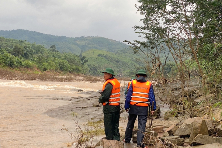 Tìm thấy quần và khóa xe của tài xế mất tích do lũ cuốn ở Quảng Trị - Ảnh 1.