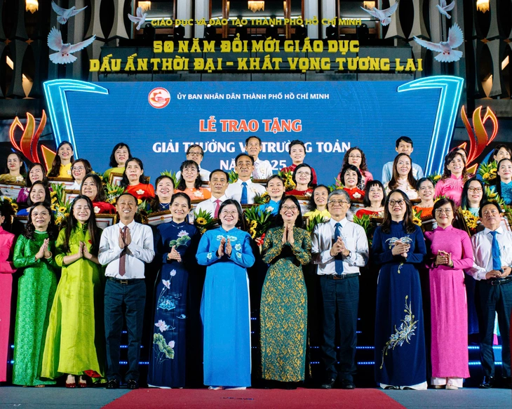 TP.HCM tôn vinh các nhà giáo tiêu biểu trong 50 năm phát triển - Ảnh 1.