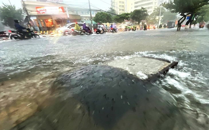 15 người chết và mất tích do mưa lũ ở miền Trung - Ảnh 1.