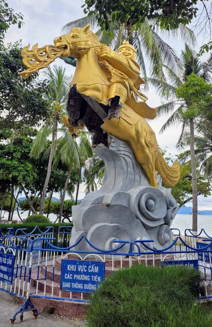 Tượng Thánh Gióng ở công viên biển Nha Trang hư hỏng nặng, nguy cơ nguy hiểm - Ảnh 3.