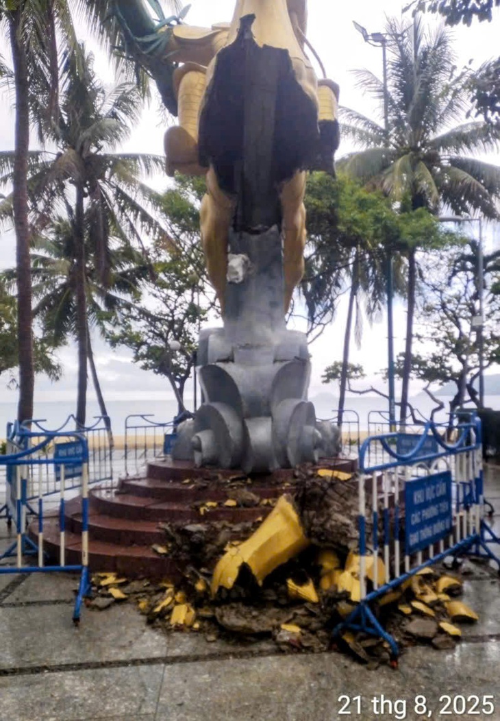 Tượng Thánh Gióng ở công viên biển Nha Trang hư hỏng nặng, nguy cơ nguy hiểm - Ảnh 4.