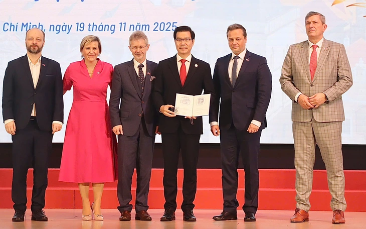 Czech hỗ trợ 3,5 tỉ đồng cho người dân Việt Nam bị ảnh hưởng bởi bão lũ - Ảnh 4.