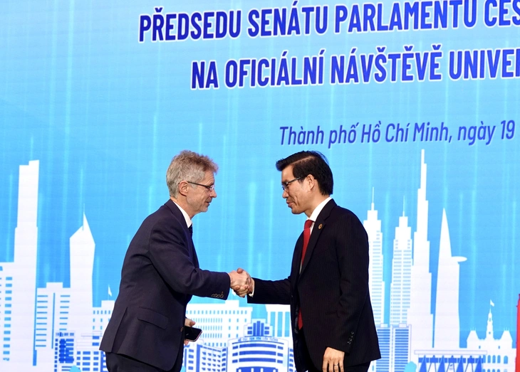 Chủ tịch Thượng viện Cộng hòa Czech trao kỷ niệm chương cho 2 nhà giáo Trường đại học Tôn Đức Thắng - Ảnh 3.