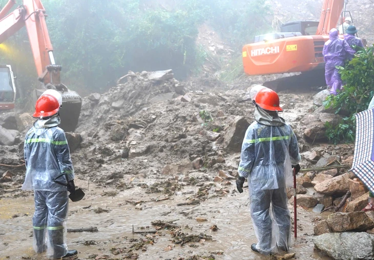 Tìm thấy thi thể nạn nhân còn lại trong vụ sạt lở đèo Khánh Sơn vùi lấp lán trại- Ảnh 1. Tìm thấy thi thể nạn nhân còn lại trong vụ sạt lở đèo Khánh Sơn vùi lấp lán trại- Ảnh 1.