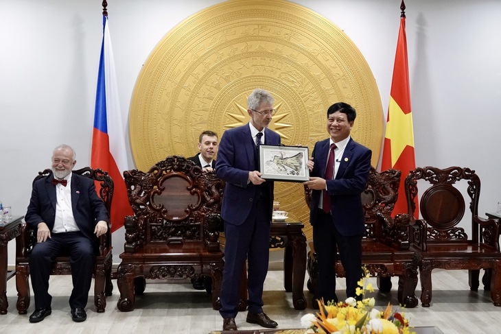 Chủ tịch Thượng viện Cộng hòa Czech trao kỷ niệm chương cho 2 nhà giáo Trường đại học Tôn Đức Thắng - Ảnh 6.