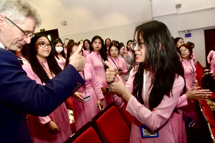 Chủ tịch Thượng viện Cộng hòa Czech trao kỷ niệm chương cho 2 nhà giáo Trường đại học Tôn Đức Thắng - Ảnh 7.