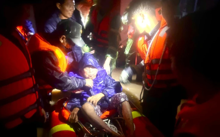 Lũ trên sông Cái Phan Rang trên mức báo động 3, huy động đặc công nước, hải quân tinh nhuệ cứu nạn - Ảnh 3.