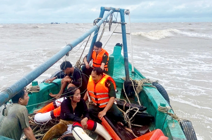 Bộ đội biên phòng Cà Mau cứu được 2 vợ chồng chìm tàu trên biển- Ảnh 1. tàu - Ảnh 1.