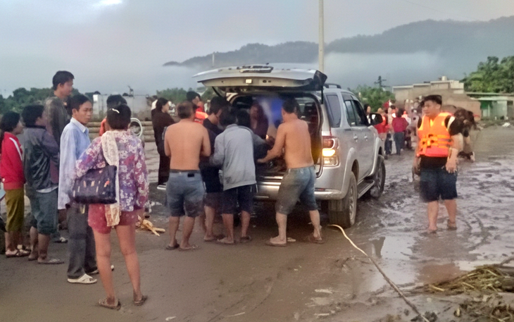 Cây Cà - Tuy Phong tan hoang sau đêm lũ quét - Ảnh 2.
