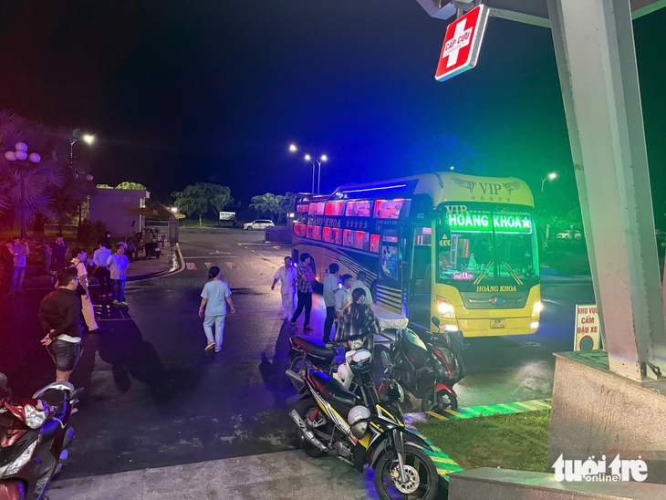 Cảnh sát giao thông mở đường cho xe khách chở sản phụ sinh bé gái nặng 3,5kg trên cao tốc - Ảnh 1.