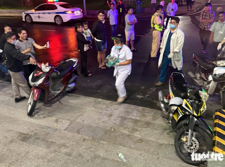 Cảnh sát giao thông mở đường cho xe khách chở sản phụ sinh bé gái nặng 3,5kg trên cao tốc - Ảnh 3.